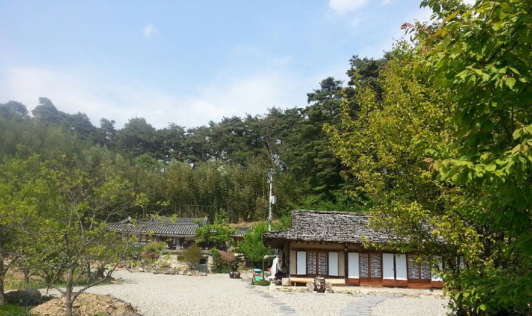 서지초가뜰의 분위기